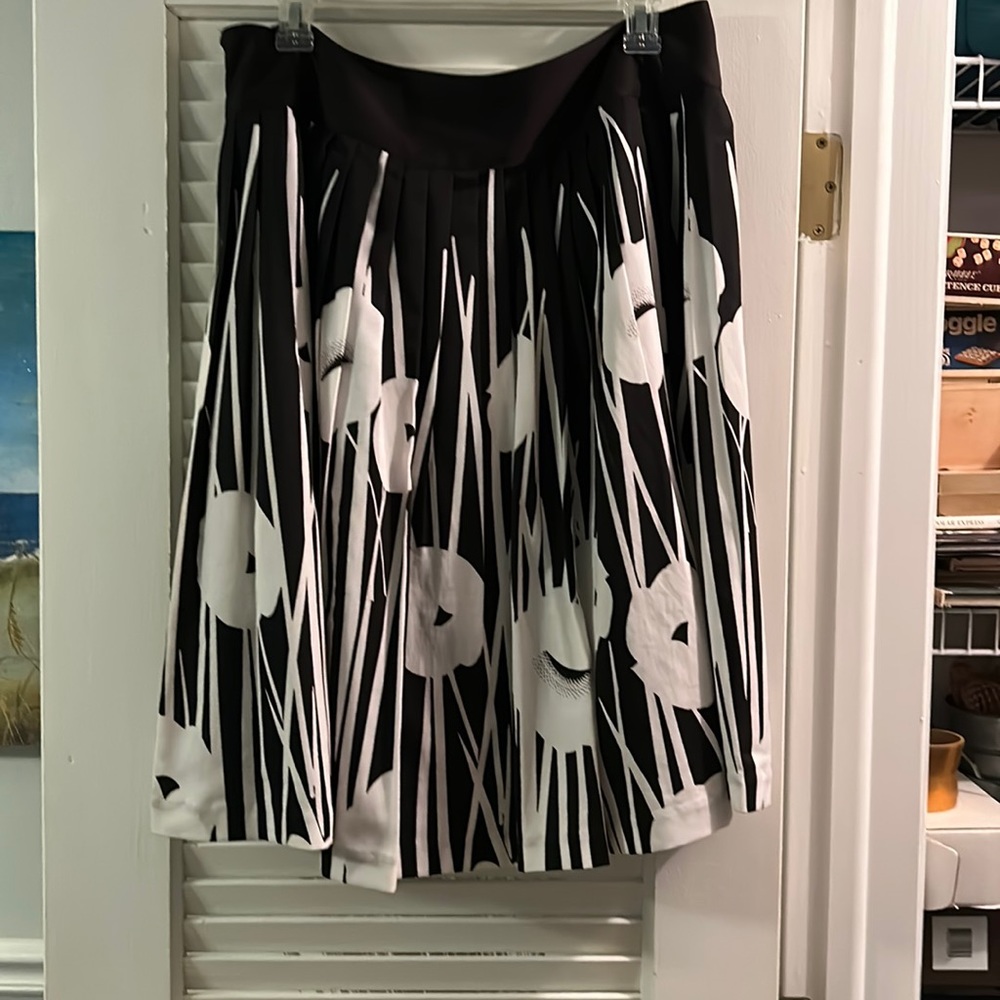 Flowered print black and white skirt